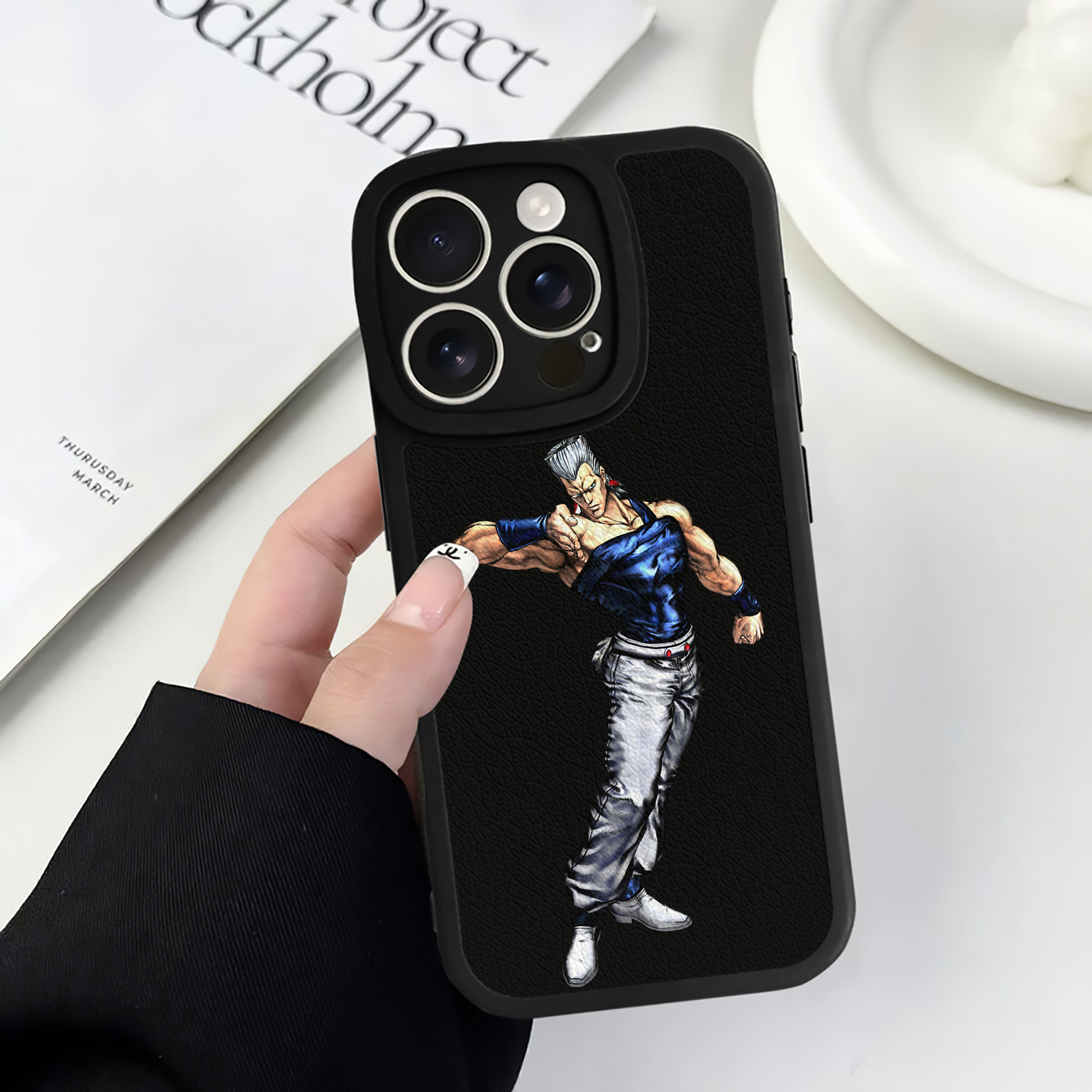 （画像用） ジョジョの奇妙な冒険 ジャン＝ピエール?ポルナレフ JoJo's Bizarre Adventure Jan Pierre Polnareff 【iPhone 16シリーズ対応】シリコンスマホケース（レザー調） 材質：シリコン